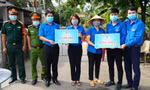 Anh Trần Gia Công, Ủy viên Thường vụ T.Ư Đoàn, Bí thư Tỉnh Đoàn TT-Huế, thăm và động viên lực lượng ĐVTN xung kích làm nhiệm vụ phòng, chống dịch tại địa bàn cách ly thuộc huyện Phú Lộc.