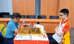 Đương kim vô địch quốc gia Bành Gia Huy (phải) thi đấu tại giải
