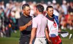 Xander Schauffele chúc mừng chiến thắng của Rory McIlroy 