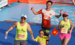 Một gia đình hào hứng tham dự Tiền Phong Marathon 2024.