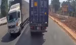Kinh hãi xe container bị mất bánh sau vẫn chạy trên đường