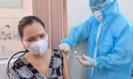 Lực lượng y tế Khánh Hoà tiêm vắc-xin cho người khiếm thị. Ảnh VĨNH THÀNH.