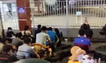  Xuyên đêm 'canh' cổng trường chờ mua hồ sơ cho con vào lớp 1