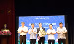 Các đồng chí Lãnh đạo UBDT chúc mừng, trân trọng ghi nhận và cám ơn những tình cảm, sự đóng góp quan trọng của đồng chí Lê Sơn Hải đối với sự phát triển chung của UBDT trong suốt thời gian công tác vừa qua