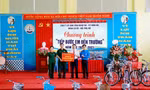 Áo Đoàn tiếp sức học sinh nghèo tới trường