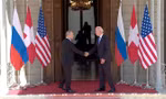 Tổng thống Putin và Tổng thống Biden bắt tay trước cuộc họp. (Ảnh: Pool/CNN)