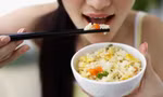 Những sai lầm nghiêm trọng khi ăn cơm có thể khiến bạn rước bệnh vào thân