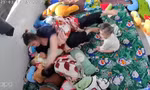 Clip: Bảo mẫu ở Tiền Giang hành hạ trẻ em dã man gây phẫn nộ