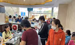 Giá vàng lên như vũ bão, người dân vẫn xếp hàng chờ mua