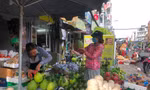 Hoa trái trước lễ Vu Lan đắt như tôm tươi, không đủ hàng để bán