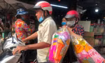 TPHCM: Nhộn nhịp mua vàng mã, đồ chay từ sáng sớm