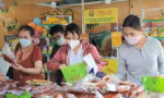 Đặc sản vùng miền đổ bộ, người dân TPHCM hào hứng mua sắm