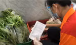 Nhân viên siêu thị soạn hàng theo combo cho đơn hàng từ các phường gửi đến