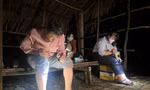 Cận cảnh nhân viên y tế lấy thân 'làm mồi' nhử muỗi trong đêm