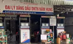 Bà Nguyễn Thị Bích Vân, chủ đại lý kinh doanh xăng dầu Năm Hung (huyện Long Phú) cho biết, phía công ty giao cho cửa hàng bao nhiêu thì bán bấy nhiêu, còn không giao nữa thì treo bảng nghỉ bán. Từ lúc giá xăng dầu lên xuống, phía công ty giao vừa đủ bán, không có chiết khấu nên lỗ từ đầu năm tới giờ...
