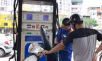 Bộ Công Thương cho biết, sẽ kiểm tra và xử lý những thương nhân phân phối tự ý áp giá vùng 2 với xăng dầu sai quy định. Ảnh minh hoạ: Như Ý