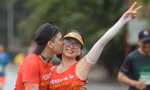 Nụ hôn trên đường chạy Tiền Phong Marathon 2025 của cặp đôi HDBank Runners