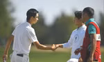 Nguyễn Anh Minh (phải) bắt tay đối thủ Chang Xihuan tại tứ kết US Junior Amateur 2024