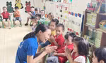 Nhiều giáo viên hợp đồng dạy ở bậc mầm non tại Nghệ An bị chậm lương, đời sống đang gặp nhiều khó khăn, thế nhưng họ vẫn nhiệt tình dạy và yêu trẻ
