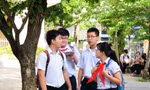 Thầy cô và cha mẹ đồng hành cùng con để học sinh tới trường an toàn, nhiều niềm vui. Ảnh: Thanh Trần