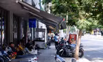 Vỉa hè đường Cống Quỳnh, quận 1 được kẻ vạch để người dân đỗ xe máy tự quản. Ảnh: Nguyễn Hữu Huy