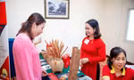 Chị Trần Thị Xuân Quỳnh (đứng bên phải) chớp cơ hội khởi nghiệp ngay trong thời điểm dịch bệnh bùng phát
