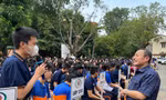 Học sinh đặt câu hỏi, trao đổi trong buổi đối thoại