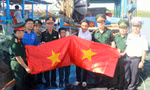 Trao tặng cờ Tổ quốc cho ngư dân trong chương trình “Tôi yêu Tổ quốc tôi” của Ðoàn Thanh niên Bộ CHQS tỉnh Nghệ An