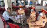 Chủ nhà hàng tại TPHCM ký cam kết chấp hành nghiêm quy định của pháp luật về giao thông đường bộ. Ảnh: Hữu Huy