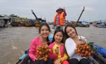 Các bạn trẻ tham quan chợ nổi Cái Răng. Ảnh: HÒA HỘI