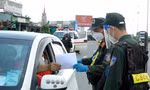 Công an TPHCM cung cấp nhu yếu phẩm cho người dân trong thời gian giãn cách xã hội. Ảnh: Ngô Bình