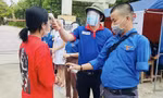 Anh Cao Đức Trâm tham gia hỗ trợ tiếp sức mùa thi tại điểm thi ở huyện Đức Thọ (Hà Tĩnh)