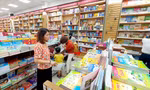 Dù năm học mới đã bắt đầu nhưng nhiều phụ huynh vẫn chưa mua được một số sách chuyên đề, tự chọn cho con. Ảnh: Nguyễn Dũng