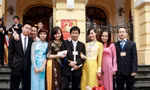 Hoàng Anh Tú (giữa) cùng cán bộ nhân viên Hoa Học Trò. Ảnh: PV