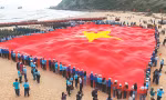 Ban Tổ chức Tiền Phong Marathon 2024 cùng các vận động viên, đoàn viên thanh niên cùng nhau trải lá cờ Tổ quốc rộng hơn 1.000m2 với ý nghĩa kết nối sức mạnh đoàn kết dân tộc mãi trường tồn
