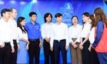 Anh Nguyễn Minh Triết (thứ 5 từ phải qua), Bí thư T.Ư Đoàn, Chủ tịch T.Ư Hội SVVN trò chuyện với sinh viên tại buổi đối thoại. ẢNH: XUÂN TÙNG
