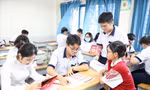 Nhiều trường ĐH đến tận trường hỗ trợ thí sinh đăng ký hồ sơ xét tuyển học bạ sớm. Ảnh: Nguyễn Dũng