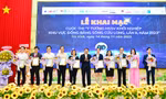 PGS. TS. Nguyễn Minh Hòa, Hiệu trưởng Trường Đại học Trà Vinh, Chủ tịch Hội đồng Quản trị Mạng lưới hỗ trợ Học sinh sinh viên khởi nghiệp khu vực ĐBSCL tặng hoa cho đại biểu, đơn vị tại chung kết cuộc thi “Ý tưởng HSSV khởi nghiệp khu vực ĐBSCL, lần thứ 2 năm 2023" INNOBE 2023”