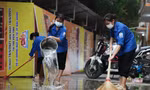  Nguyễn Thị Hiền (bên trái) dọn vệ sinh nơi ăn nghỉ của các bạn sinh viên Ðại học Kỹ thuật Y tế Hải Dương
