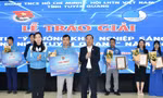 Ban tổ chức trao giải Nhất cuộc thi cho thí sinh Nguyễn Văn Thắng