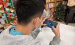 Nhiều phụ huynh mong con được tựu trường vì không ít học sinh nghiện game sau thời gian dài học trực tuyến. Ảnh: Quỳnh Anh