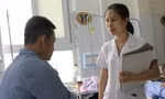 BS Đỗ Thị Yến (khoa Tâm thần kinh, Bệnh viện 19-8) trò chuyện với bệnh nhân đang điều trị tại bệnh viện