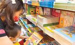 Giá SGK mới cao, phụ huynh thêm gánh nặng khi cho con đi học. Ảnh: Như Ý