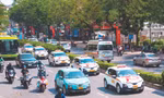 Xe taxi điện lưu thông trên đường phố Hà Nội