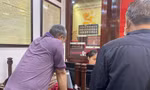 Giá vàng tăng cao, nhiều người 'đua' chốt lời 