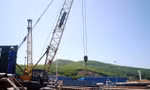 Hoạt động bốc xếp hàng hóa ở cảng Vũng Áng - Hà Tĩnh.