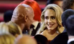 Khoảnh khắc The Rock tiến tới ôm Adele 