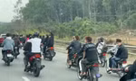 Hàng chục thanh niên không đội mũ bảo hiểm, lạng lách đánh võng trên Quốc lộ 1A