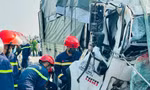 Phá cửa xe tải, đưa thi thể 2 nạn nhân vụ tai nạn giao thông ra ngoài