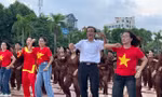 Hiệu trưởng tập vũ đạo, chuẩn bị cổ vũ cho thí sinh Thanh Hóa trước chung kết Olympia